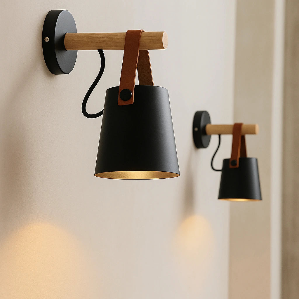 Aplique de parede branco com braço de madeira e alça de couro para decoração nórdica