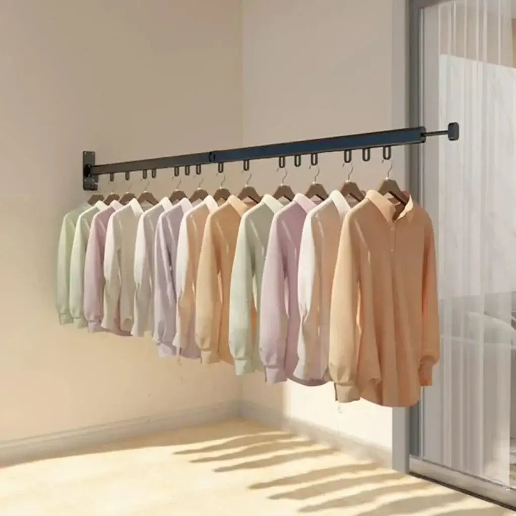 Varal Retrátil de Alumínio Anticorrosão Velutta com cabides e camisas pastel na parede