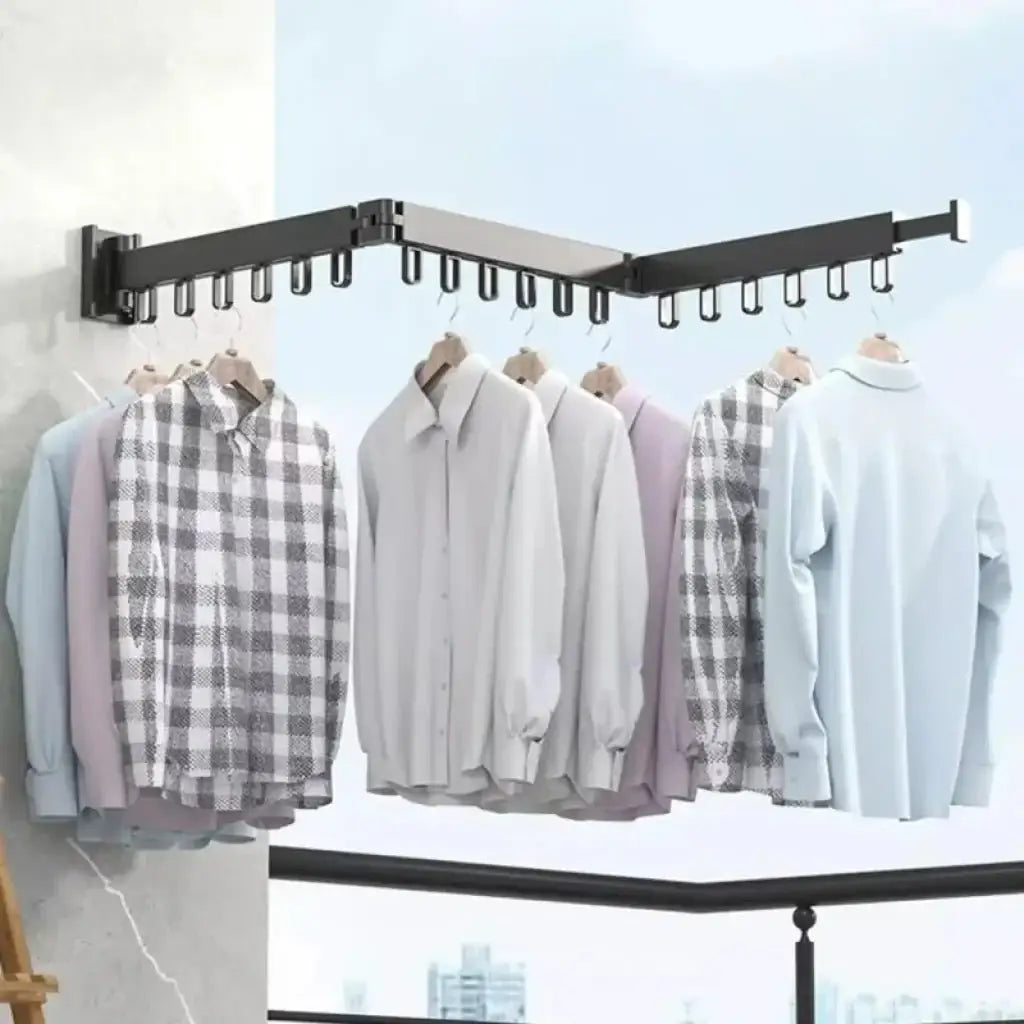 Varal retrátil de alumínio anticorrosão Velutta com camisetas penduradas na parede