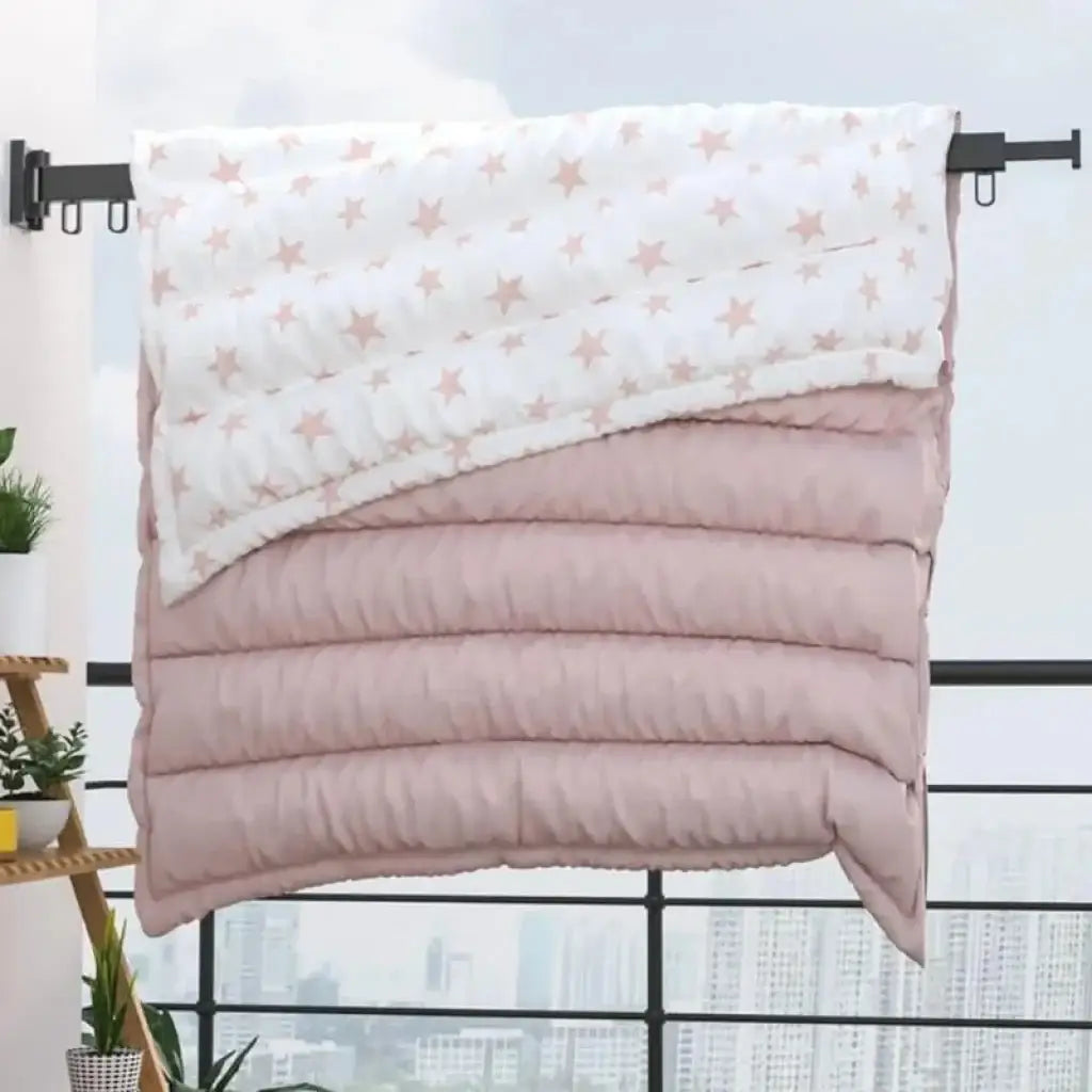 Manta acolchoada rosa e branca com estrelas para Varal Retrátil de Alumínio Velutta