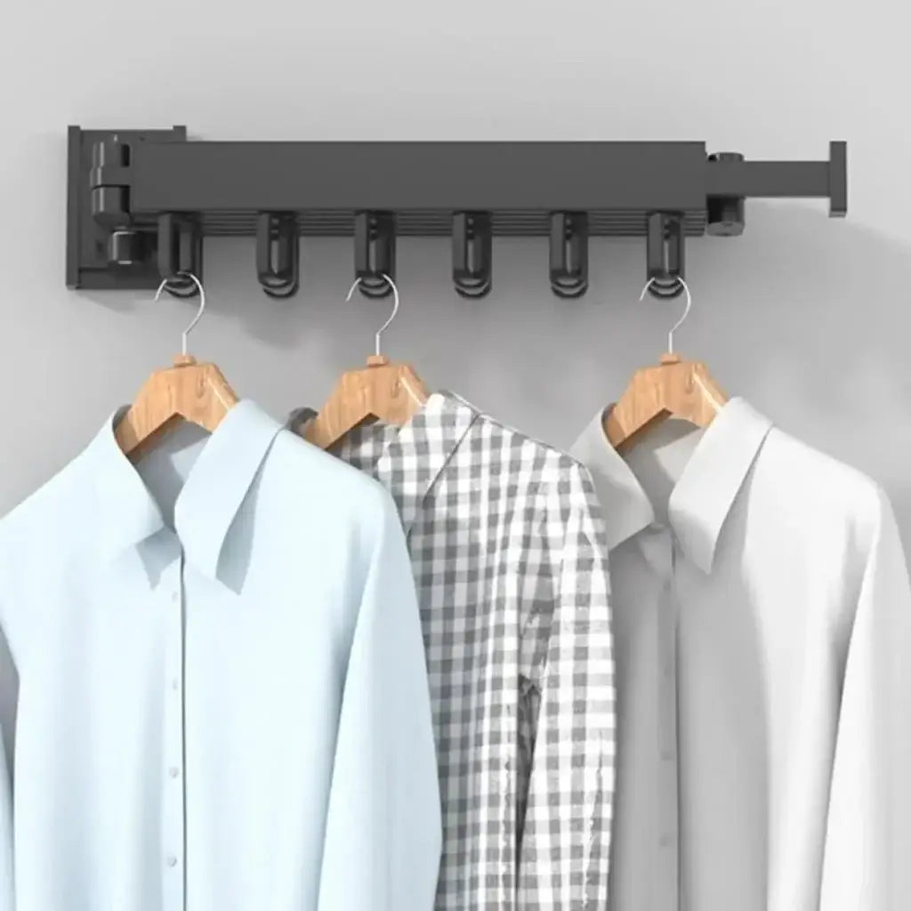 Varal Retrátil de Alumínio Anticorrosão Velutta com camisas penduradas na parede